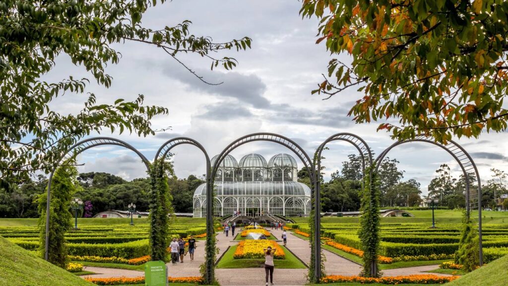 A cidade mais inteligente do mundo: o roteiro verde e europeu na capital ecológica do Brasil