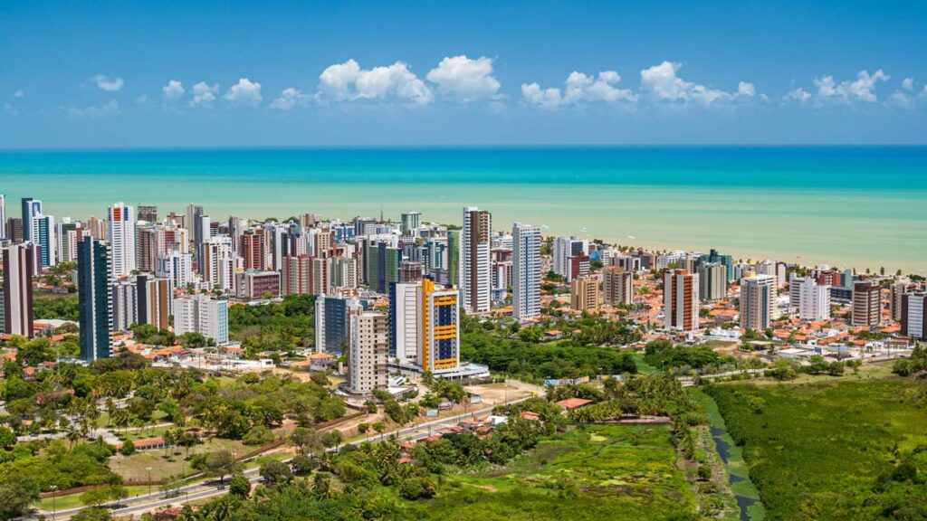 A cidade onde o sol nasce primeiro e a água é sempre agradável: a qualidade de vida e o banho de mar fazem parte da rotina diária