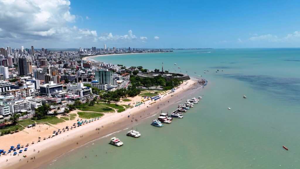 A cidade onde o sol nasce primeiro e a água é sempre agradável: a qualidade de vida e o banho de mar fazem parte da rotina diária