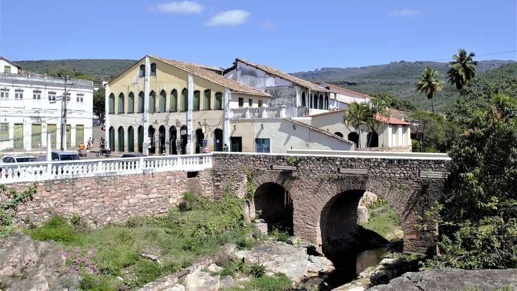 Maior produtora mundial de diamantes entre 1845 e 1871: o vilarejo baiano que serve de porta para um dos parques nacionais mais lindos do Brasil