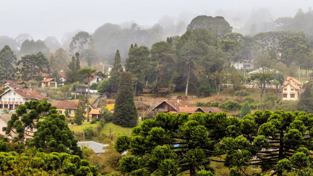 A 1.554 metros de altitude e única brasileira no top 10 mundial: a vila europeia que virou refúgio europeu de Minas