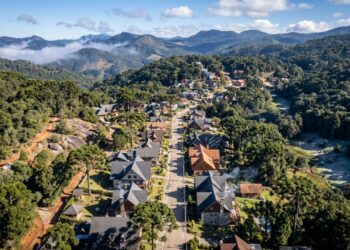 A 1.554 metros de altitude e única brasileira no top 10 mundial: a vila europeia que virou refúgio europeu de Minas