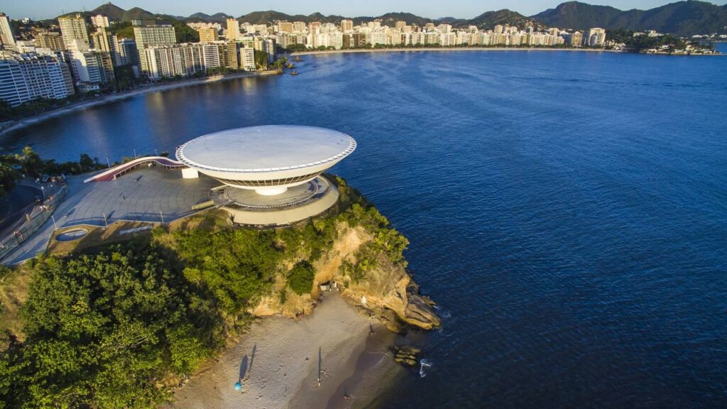 Foi capital da Província do Rio por 141 anos e lidera o ranking estadual de qualidade de vida: a cidade fluminense que abriga o museu mais fotografado do Brasil a 13 km do centro do Rio