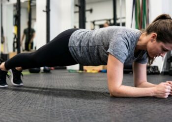 Por quantos segundos deve durar a prancha abdominal para fortalecer adequadamente o abdômen, os glúteos e os ombros?