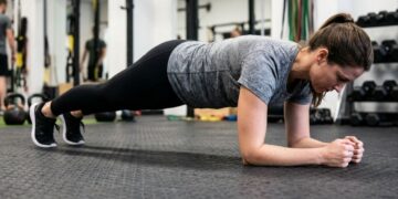 Por quantos segundos deve durar a prancha abdominal para fortalecer adequadamente o abdômen, os glúteos e os ombros?