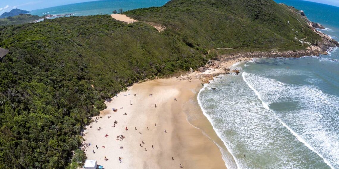 Praia do Rosa, Imbituba, Santa Catarina // Créditos: depositphotos.com / lltrarbach