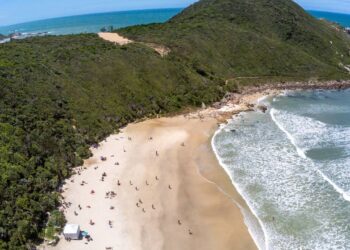 Praia do Rosa, Imbituba, Santa Catarina // Créditos: depositphotos.com / lltrarbach