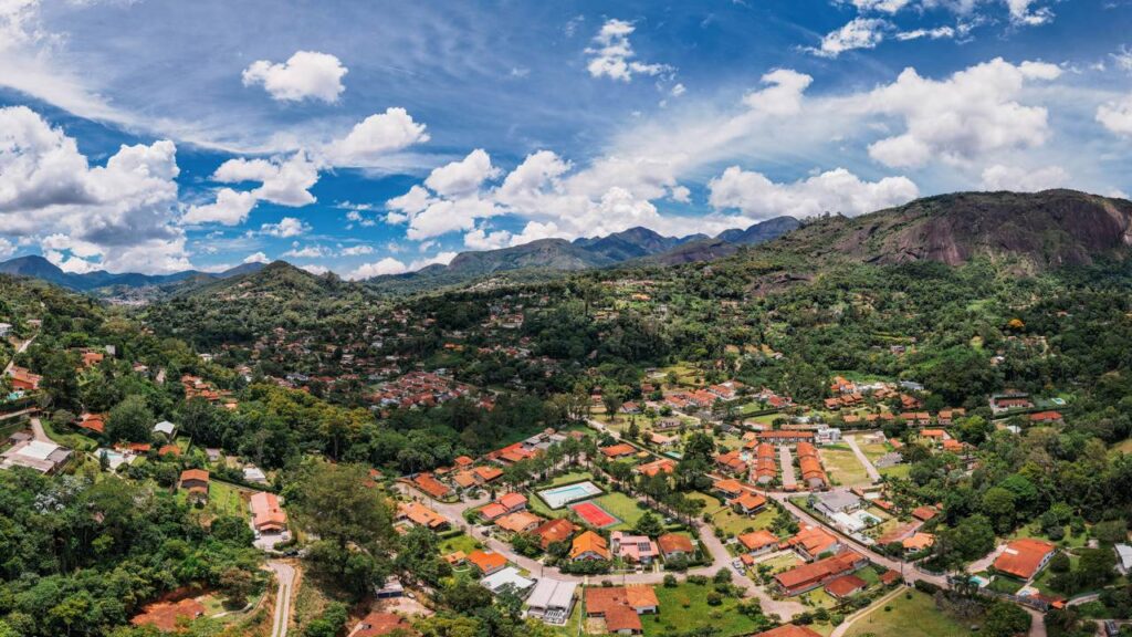 A cidade mais alta do Rio de Janeiro, a 871 metros de altitude, guarda o Dedo de Deus e dois títulos federais que poucos brasileiros conhecem