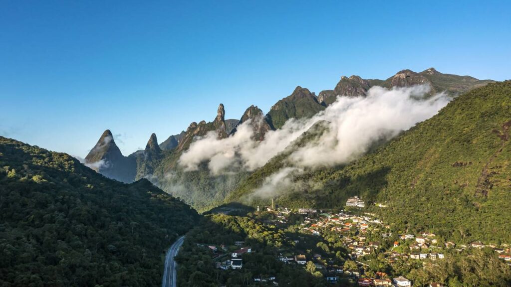 A cidade mais alta do Rio de Janeiro, a 871 metros de altitude, guarda o Dedo de Deus e dois títulos federais que poucos brasileiros conhecem
