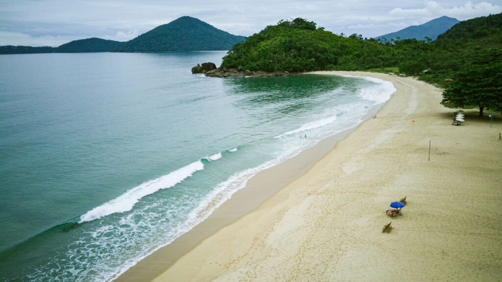 102 praias com águas cristalinas em 106 km de litoral: o paraíso a 220 km da capital que reúne ilhas, tartarugas e cachoeiras