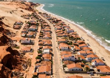 O vilarejo cearense com falésias avermelhadas de 30 metros que virou refúgio internacional desde os anos 70
