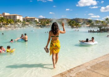 Águas que brotam do chão a 57 °C: a cidade goiana com o maior manancial hidrotermal do mundo e mais de 2 milhões de visitantes por ano