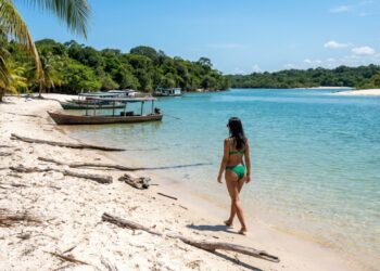 O Caribe Amazônico que aparece e some no Tapajós: a vila de 6 mil moradores reconhecida pela imprensa britânica entre as mais belas praias do Brasil