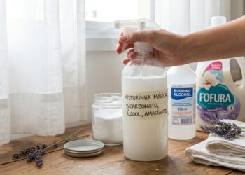 A mistura caseira utiliza ingredientes simples para garantir um perfume profissional e frescor imediato aos tecidos do lar.