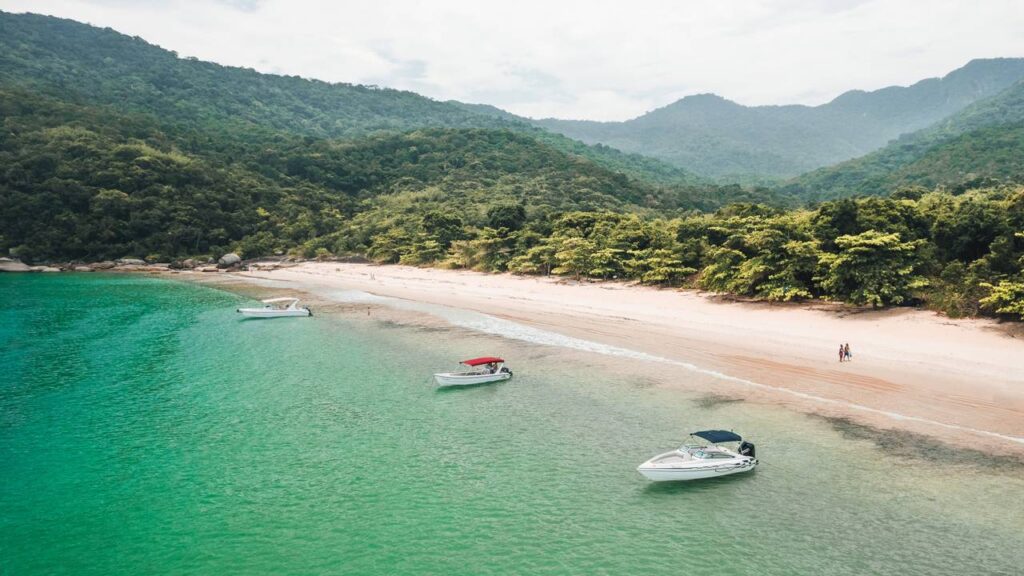 3 km de areia branca, água em tons de verde-esmeralda e nenhum carro nas ruas: a ilha a 160 km da capital com 106 praias