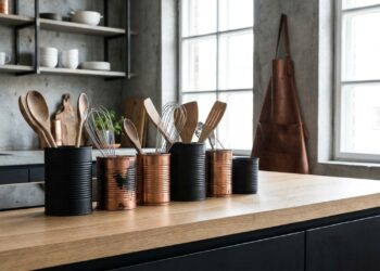 A transformação de embalagens metálicas em objetos decorativos une a sustentabilidade ao estilo industrial moderno.