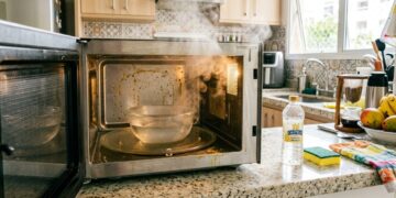 O método de vaporização noturna amolece a sujeira incrustada e elimina os odores do aparelho sem precisar esfregar.