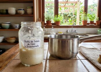 A mistura de sabão de coco com bicarbonato cria um potente detergente natural para higienizar tecidos e superfícies.