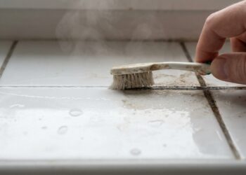 O reaproveitamento de escovas antigas na faxina reduz o acúmulo de resíduos plásticos e promove a sustentabilidade prática no ambiente doméstico.