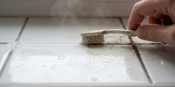O reaproveitamento de escovas antigas na faxina reduz o acúmulo de resíduos plásticos e promove a sustentabilidade prática no ambiente doméstico.