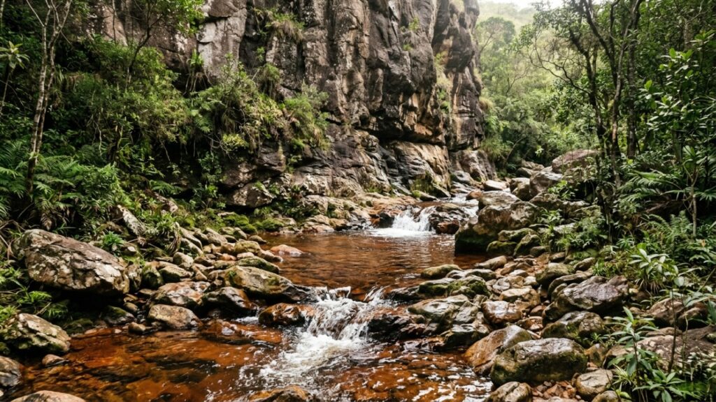 Casario de pedra, uma matriz de 1768 e cachoeiras de quartzito: o charme da vila mais serena de Minas Gerais