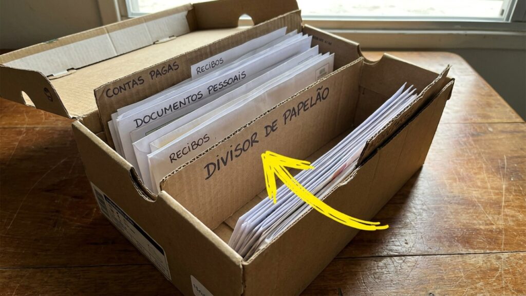 Não jogue as caixas de sapato vazias fora! Ideias para reutilizar essas embalagens como divisórias simples para organizar documentos e papéis no armário