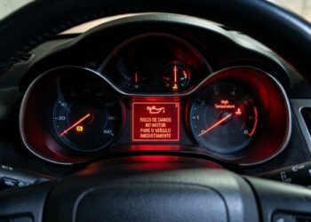 O detalhe que quase ninguém percebe sobre a cor das luzes do carro e a gravidade de cada problema