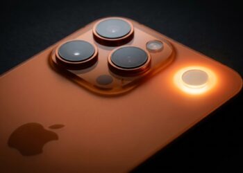 Por que os iPhones têm um círculo misterioso ao lado da câmera?