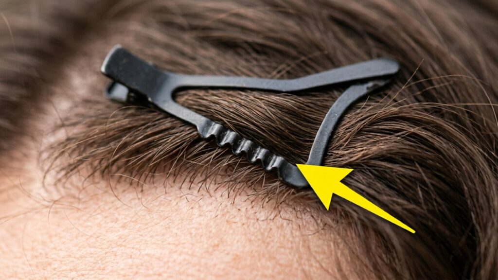 Para que serve a parte ondulada do grampo de cabelo clássico, já que ela geralmente fica para cima em vez de prender o cabelo?
