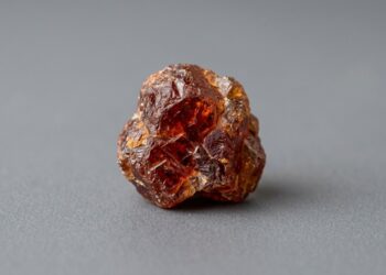 Um cristal de 0,01 onça vindo de Myanmar se tornou o mineral mais raro reconhecido pela ciência, com uma química quase impossível de repetir