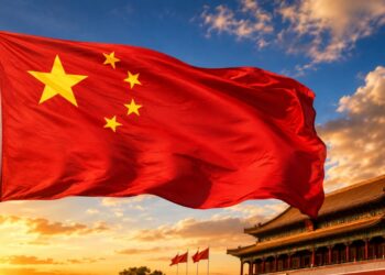 Por que a bandeira da China possui um fundo vermelho com estrelas amarelas de tamanhos diferentes, e o que elas significam?