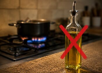 Pare de guardar o azeite perto do fogão dentro da garrafa transparente: essa é a maneira correta de armazenar para preservar o aroma e o sabor frutado