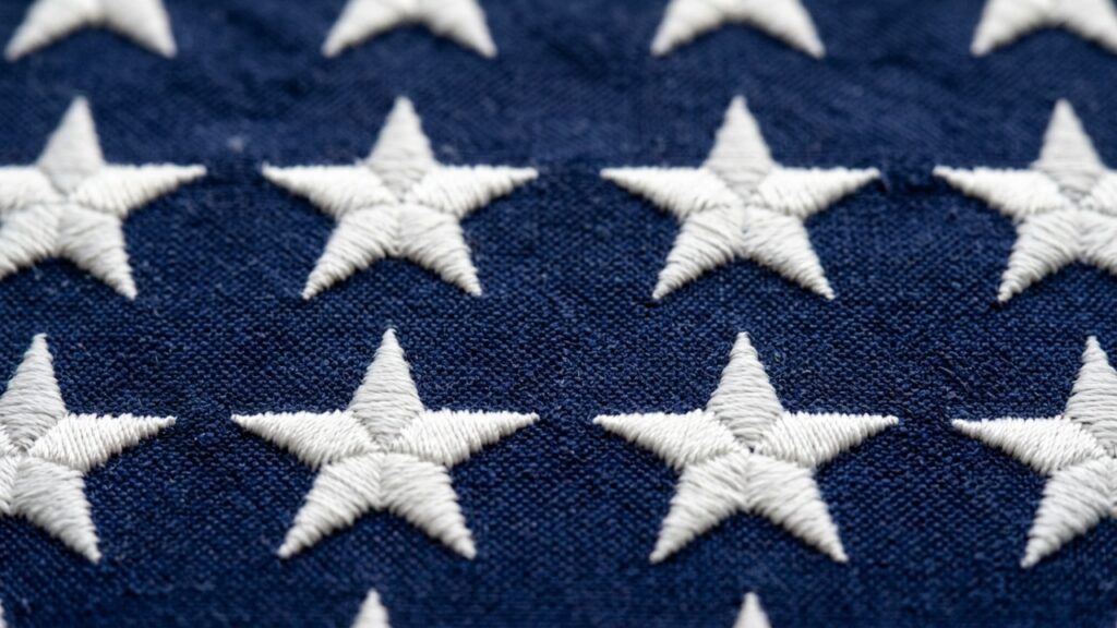 Por que a bandeira dos Estados Unidos possui um retângulo azul com estrelas brancas de mesmo tamanho, e o que elas significam?