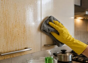 Como tirar gordura grudada dos armários da cozinha: o truque fácil da mistura morna que sempre funciona