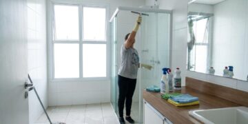 Nem esfregar com força nem jogar produto demais: o banheiro fica mais limpo quando a ordem muda