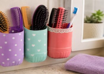 Não jogue os frascos de shampoo vazios fora! Ideias para reutilizar essas embalagens como suportes de escovas e pentes para organizar a bancada do banheiro