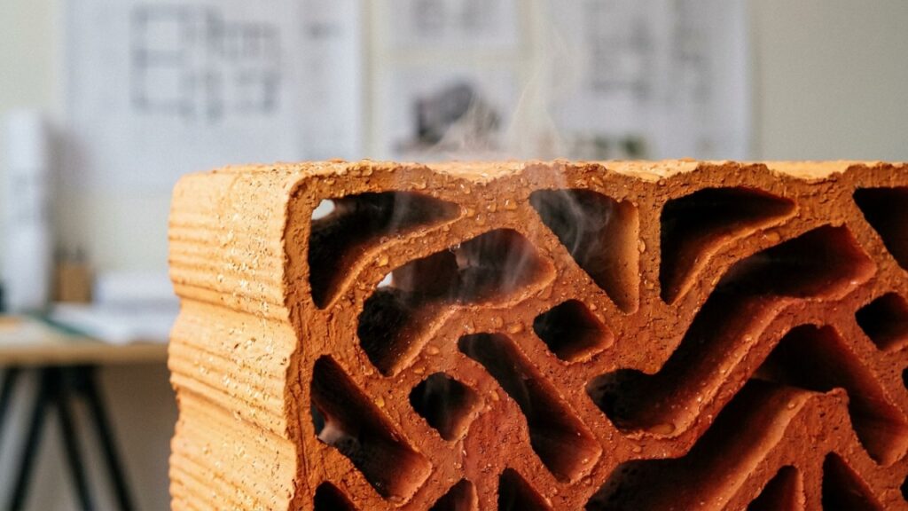 Este tijolo ecológico que resfria edifícios sem eletricidade: para que serve e por que é recomendado por urbanistas para combater o calor nas grandes cidades