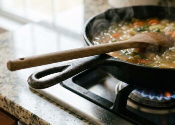 A função escondida no cabo da frigideira pode facilitar sua vida na hora de cozinhar