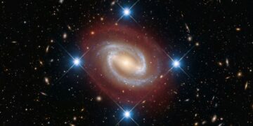Telescópio italiano em La Palma capta rara "Cruz de Einstein" e força cientistas a repensarem o crescimento de galáxias gigantes
