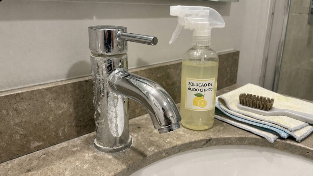 Esqueça o vinagre: este truque simples remove manchas de calcário sem deixar cheiro forte