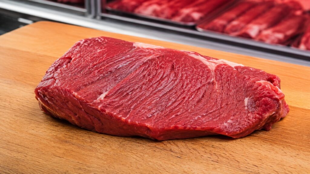 Qual você deve comprar: o pedaço mais claro ou o mais escuro de um delicioso corte de carne bovina? Como escolher carne fresca com base nas diferenças de cor…