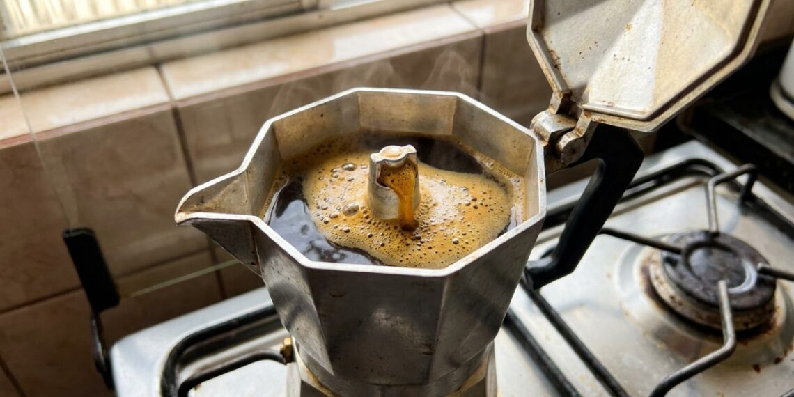 Como preparar o café perfeito em uma cafeteira , segundo os princípios da química: água, pó e chama.