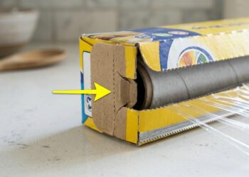 Pouca gente sabe, mas a aba lateral da caixa de papel-filme tem uma função muito mais útil do que parece