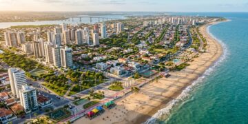 Charme à beira-mar em um cenário organizado: primeira capital planejada do Brasil cativa pela fluidez de suas ruas e uma orla de 6 km total