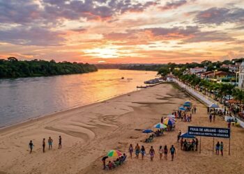 A cidade goiana que prova que Goiás tem praia ganha faixas de areia branca quando o rio Araguaia baixa no inverno