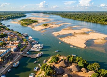Banhado pelo Araguaia com dezenas de bancos de areia e águas límpidas: centro urbano abriga aldeia Karajá e sustenta o turismo de grande porte
