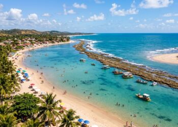 Lagoas azuis que encontram o mar aberto e extensas faixas de coqueirais: o refúgio escondido fascina turistas com mistérios coloniais