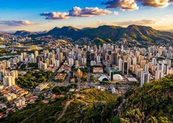 A primeira cidade planejada do Brasil moderno guarda as quatro primeiras obras de Niemeyer e virou a capital dos botecos