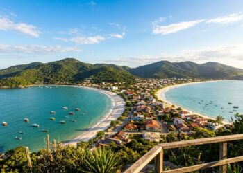 A menor cidade de Santa Catarina tem 39 praias numa só península e virou a Capital do Mergulho Ecológico: o paraíso de mar verde-esmeralda