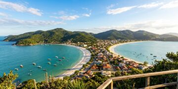 A menor cidade de Santa Catarina tem 39 praias numa só península e virou a Capital do Mergulho Ecológico: o paraíso de mar verde-esmeralda